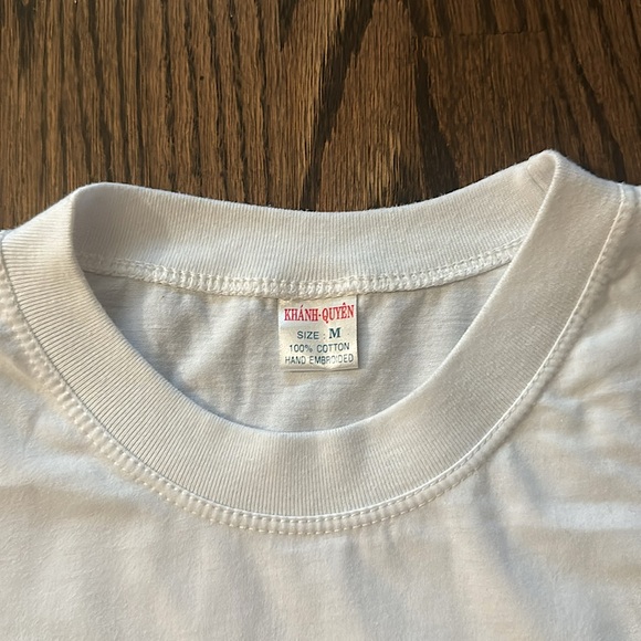 A cropped t-shirt with adorable hand embroidery deisgn - Picture 3 of 4